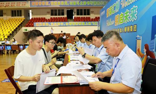 柳钢新招录应届毕业生306人